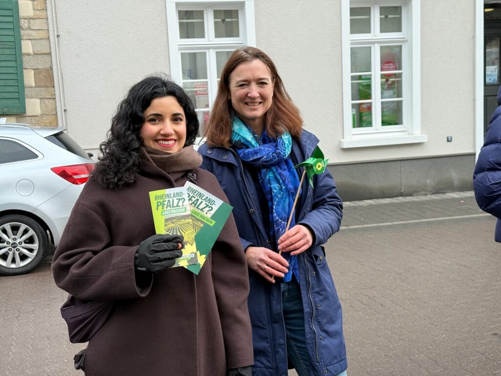 Misbah Khan und Friederike Roll am Infostand in Gau-Odernheim.