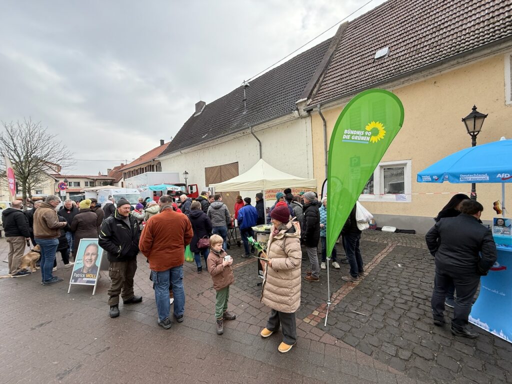 Szenen vom Infostand in Gau-Odernheim