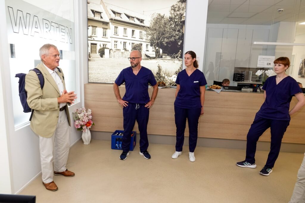 Prof. Dr. Armin Grau (MdB) im Gespräch mit Mitarbeitenden des MVZ Monsheim