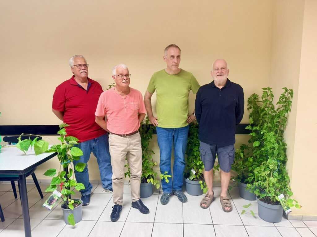 Der ausscheidende Vorstand. Von links nach rechts: Joachim Heldt, Jochen Hinkelmann, Thomas Schuler, Russell Gasser
