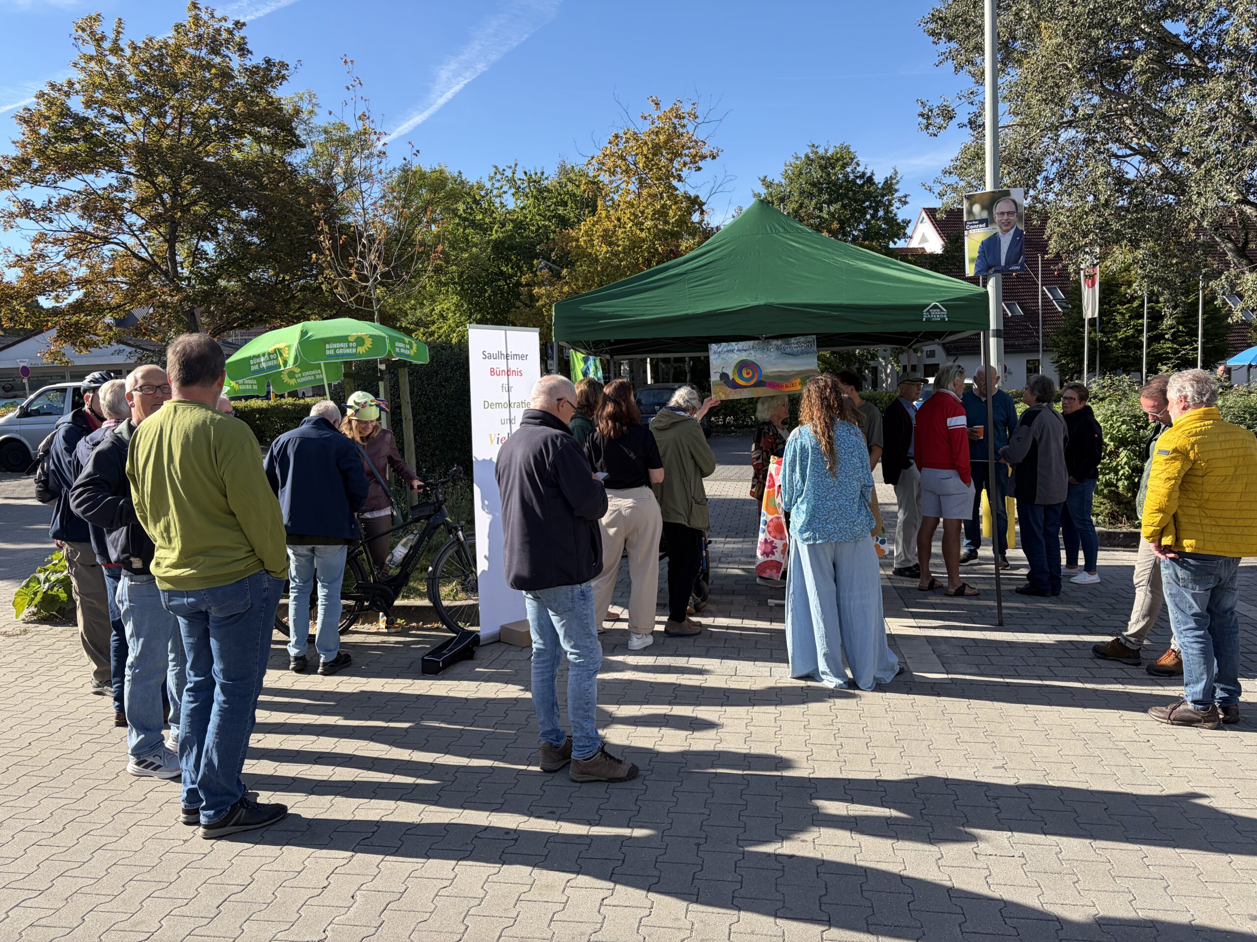 Menschen vor dem Infostand der Grünen Alternativen Liste Saulheim
